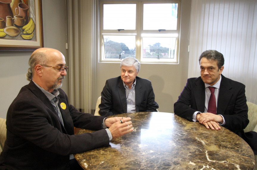 Presidente do Legislativo, deputado Valdir Rossoni (PSDB), e o 1º secretário, deputado Plauto Miró (DEM), recebem o presidente do Tribunal de Contas, conselheiro Fernando Augusto Guimarães.