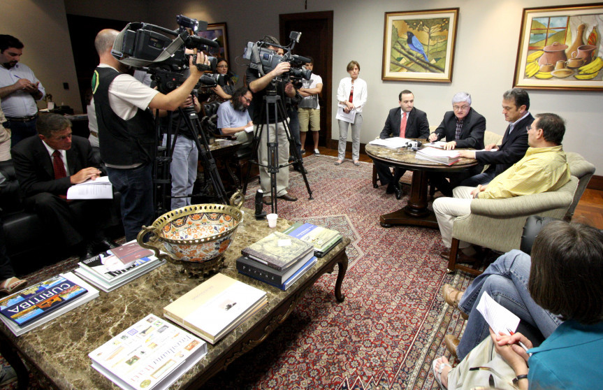 Presidente do Legislativo, deputado Valdir Rossoni (PSDB), e o 1º secretário, deputado Plauto Miró (DEM), durante entrevista coletiva.