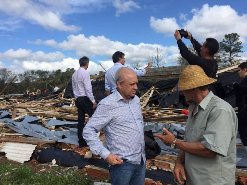 Traiano conversa com atingidos pelo tornado, no Sudoeste.