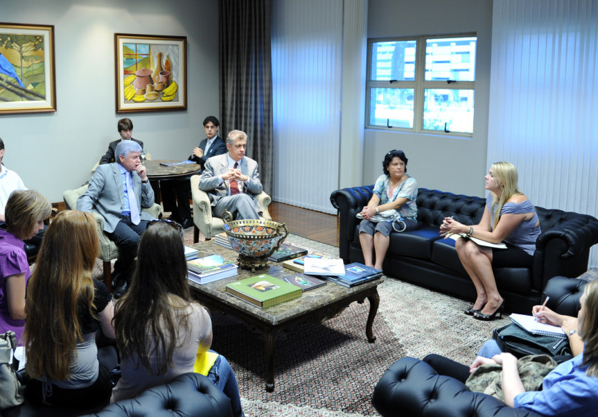 Presidente do Legislativo, deputado Valdir Rossoni (PSDB), e o deputado Péricles de Mello (PT), receberam lideranças e profissionais que trabalham no diagnóstico e tratamento de casos de autismo no dia 13/03.
