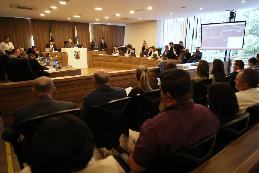 Reunião ocorreu no início da tarde desta terça-feira (13), no Auditório Legislativo.
