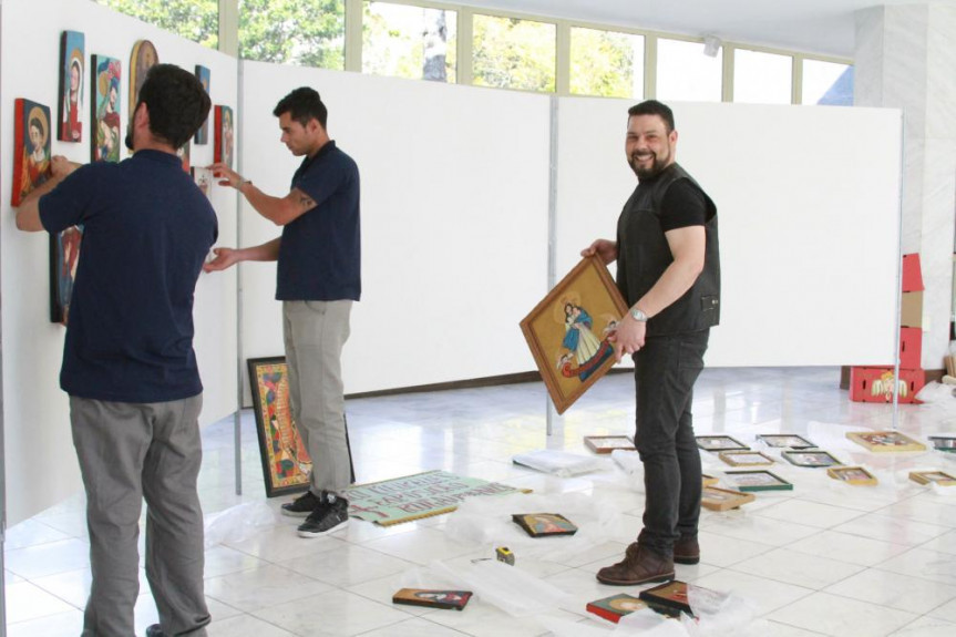 Paulo Meirelles prepara o "Espaço Cultural" da Alep para a sua mostra "Rogai por nós", que será aberta na segunda-feira (11).