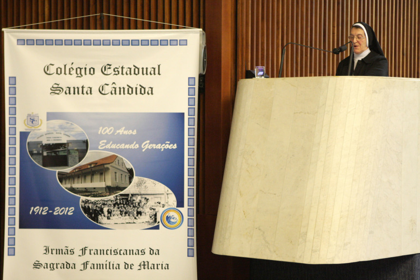 Diretora do Colégio Estadual Santa Cândida, irmã Oliva Nallon.