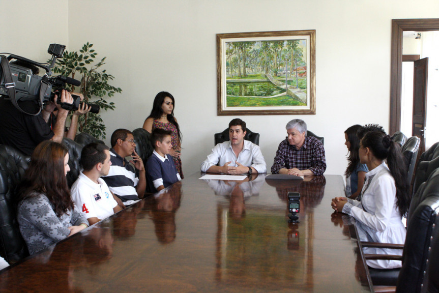 Deputado César Silvestri Filho (PPS), juntamente com o presidente do Legislativo, deputado Valdir Rossoni (PSDB), recebem alunos da escola Paulo Leminski no gabinete da Presidência.