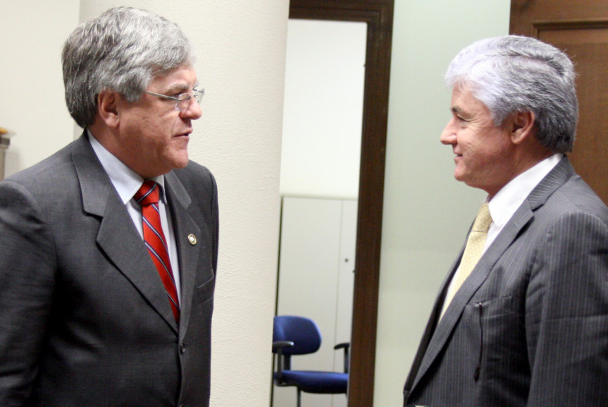 Presidente da Alep, deputado Valdir Rossoni, recebe o presidente do Tribunal de Justiça do Paraná, desembargador Miguel Kfouri Neto.