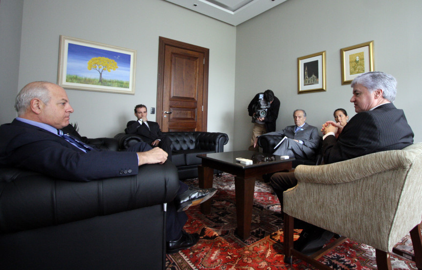 Presidente do Legislativo, Valdir Rossoni, recebe o presidente da Associação Comercial do Paraná (ACP), Edson José Ramon, e representantes da Federação das Indústrias do Paraná (FIEP).