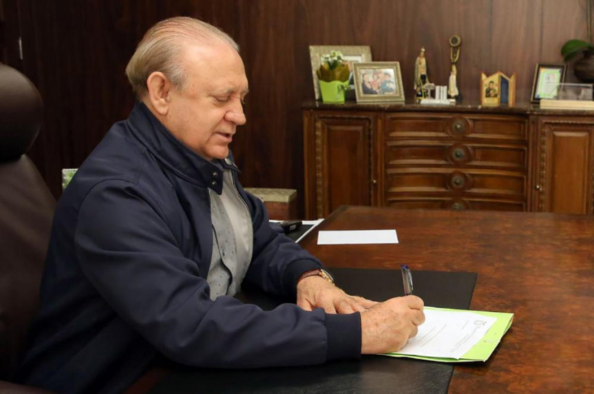 Presidente Ademar Traiano (PSDB) assina promulgação da lei das esteticistas.