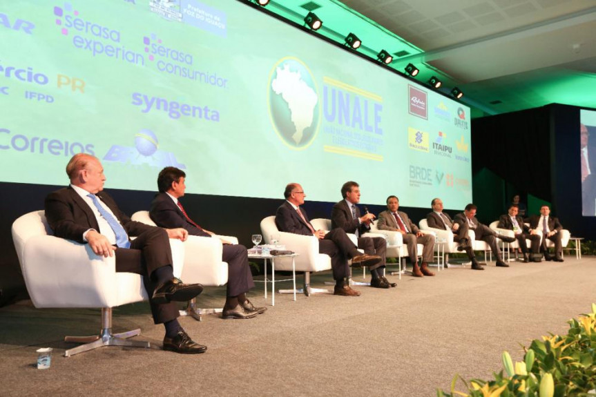 Governadores discutiram ações contra a crise econômica durante a Conferência da Unale, em Foz do Iguaçu.