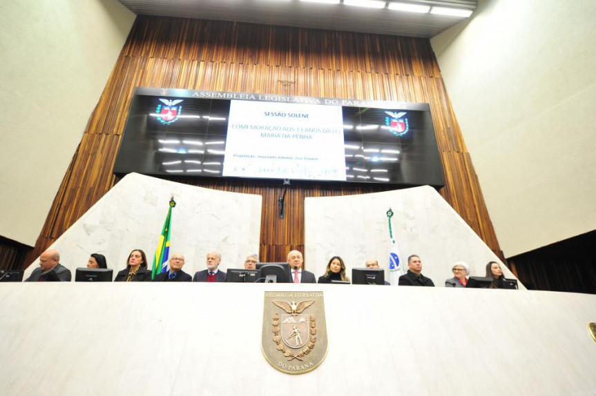 Sessão solene em celebração aos 13 anos da Lei Maria da Penha reuniu diversas autoridades na Assembleia Legislativa do Paraná.