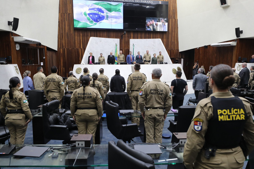Solenidade ocorreu na noite desta quinta-feira (30), no Plenário da Casa.