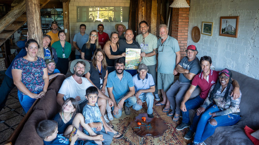 Cerca de 20 agricultores e agricultoras participaram do encontro com o parlamentar.