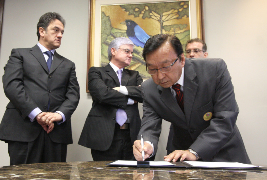 Presidente da Câmara de Maringá, vereador Mário Hossokawa (PMDB), assinou o convênio com o Legislativo para o uso compartilhado da TV Sinal em 07/11/2011.