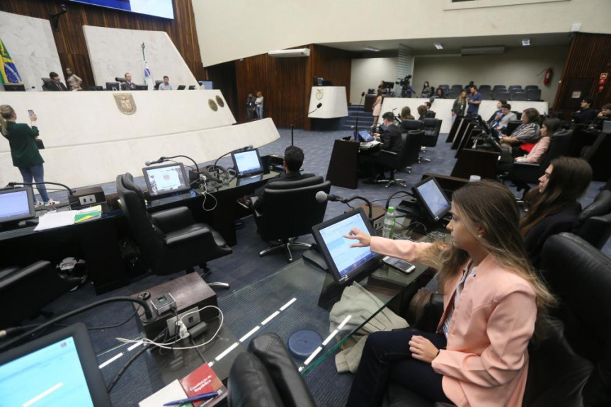 Deputados universitários começam a votar os projetos apresentados no Parlamento Universitário.
