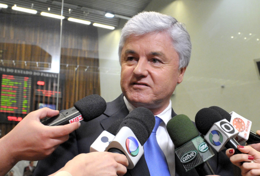 Presidente do Legislativo, deputado Valdir Rossoni (PSDB), durante a entrevista coletiva.
