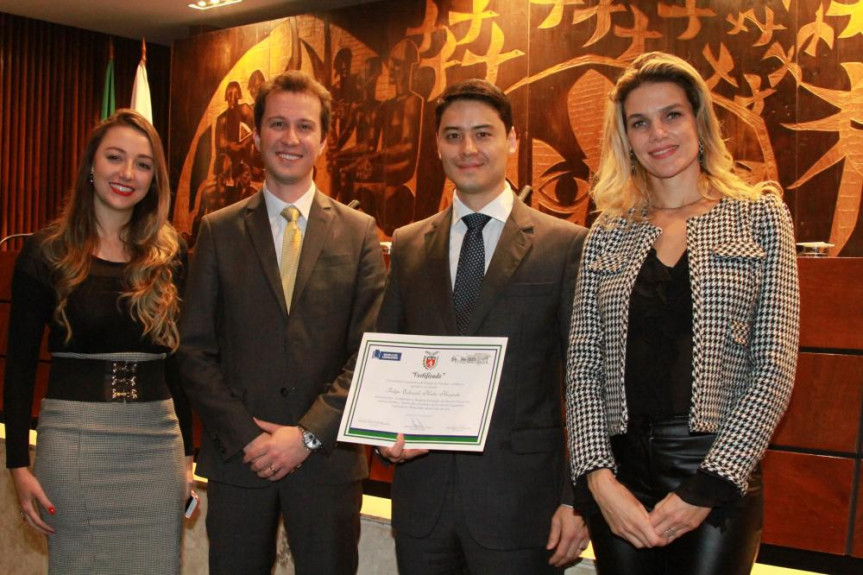 Delegado Felipe Hayashi, palestrante, entre os dirigentes da Escola do Legislativo.