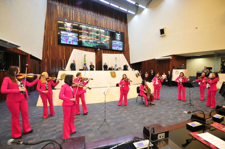 Encerramento da campanha Outubro Rosa de 2017 teve a participação especial da Orquestra "Ladies Ensemble".