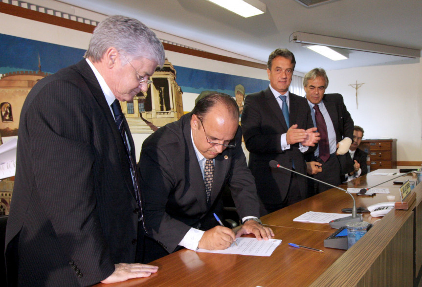 Assinatura do convênio entre Assembleia Legislativa e Câmara Municipal de Curitiba.