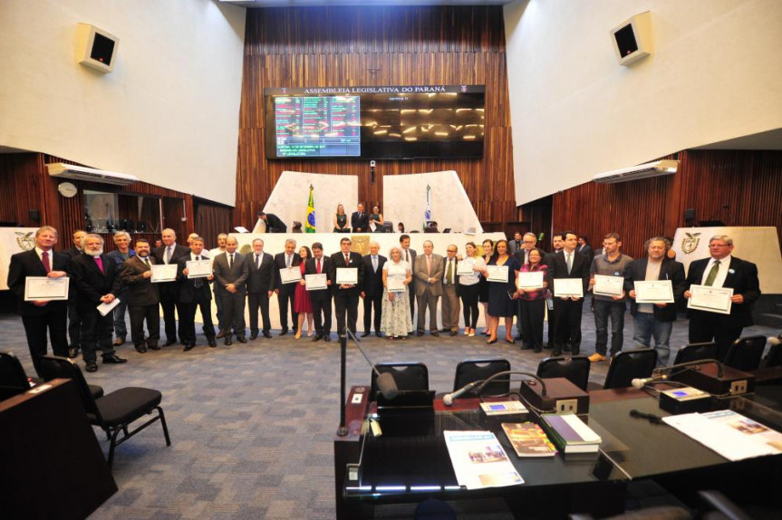 Assembleia homenageia entidades em ato proposto pelo deputado Péricles de Mello (PT) no grande expediente da sessão plenária.