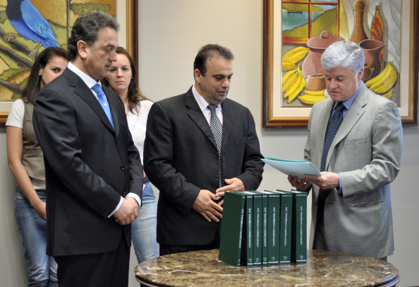 Segundo secretário, deputado Reni Pereira (PSB), entrega relatório do levantamento patrimonial da Assembleia Legislativa ao presidente, deputado Valdir Rossoni (PSDB), e ao 1º secretário, deputado Plauto Miró (DEM).