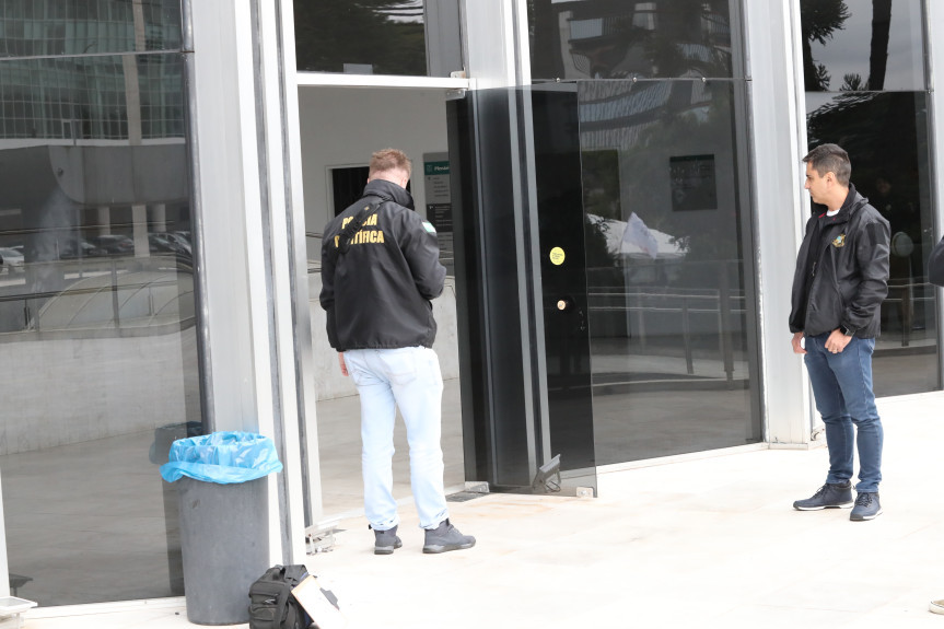 Peritos da Polícia Científica estiveram na Assembleia na manhã desta terça-feira (4).