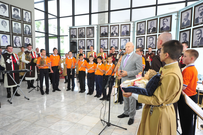 Congregação católica apresentou na Assembleia Legislativa, com um coral formado por jovens músicos, um ato em homenagem à festa máxima da cristandade.