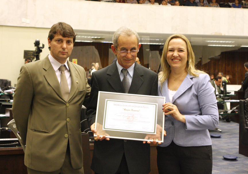 Presidente do Conselho Regional de Medicina Veterinária, Eliel de Freitas, recebe Menção Honrosa da Assembleia Legislativa.