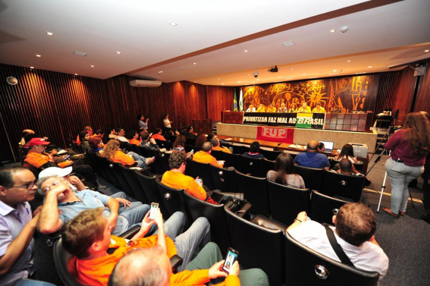 Ato público em defesa dos investimentos da Petrobras no Paraná.