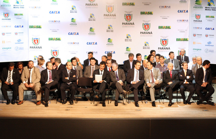 Deputados estaduais participam de assinatura de convênio para programas habitacionais.