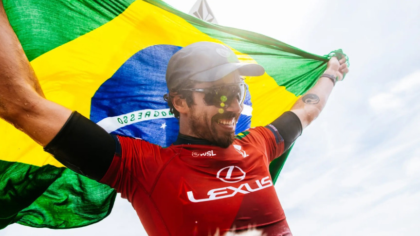 O surfista paranaense Yago Dora conquistou o título mundial da World Surf League (WSL) nesta terça-feira (2) em Fiji.