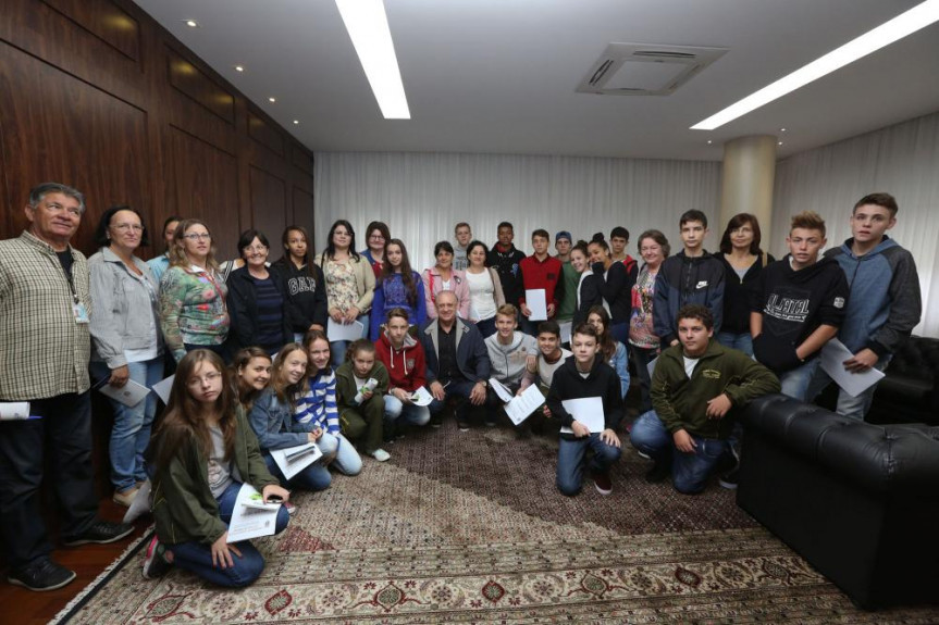 Presidente Ademar Traiano (PSDB) recebe a visita dos alunos do Colégio Estadual Paulo Freire de Marechal Cândido Rondon.