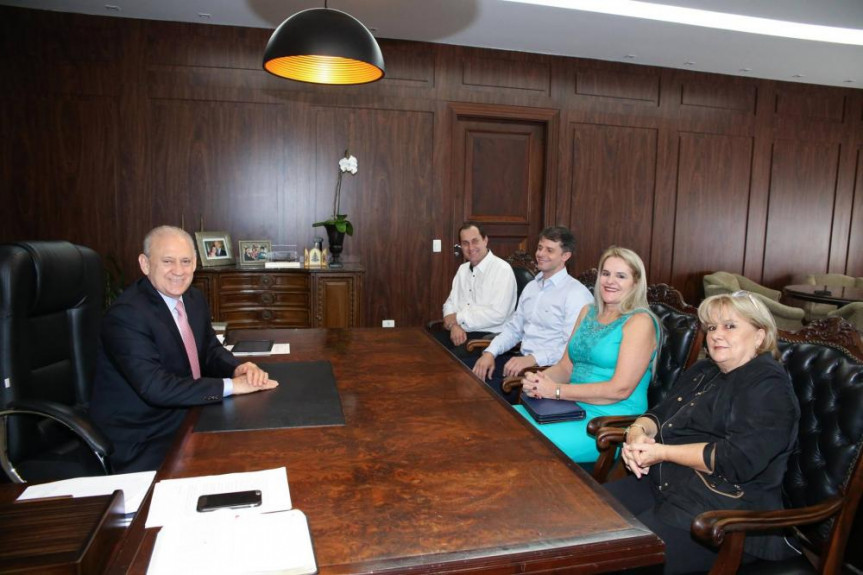 Presidente Traiano recebe a conselheira de Educação Ozélia Nesi Lavina (de azul), acompanhada por Marcelo Oltramari, Paulo Henrique Schwalm e Marise Ritzmann.