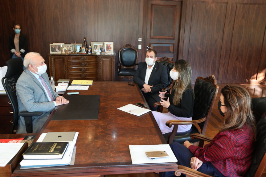 Presidente Traiano recebeu na segunda-feira (11) a primeira dama do Paraná, Luciana Saito Massa que convidou a Assembleia Legislativa para participar da campanha solidária de doação de cestas básicas.