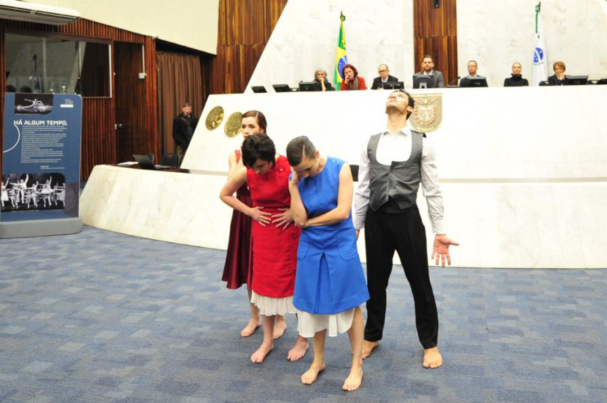 Cerimônia na Assembleia Legislativa marcou os 50 anos do Balé Teatro Guaíra. Quatro bailarinos da Companhia apresentaram o ato 'Palíndromo', criado especialmente para a ocasião.