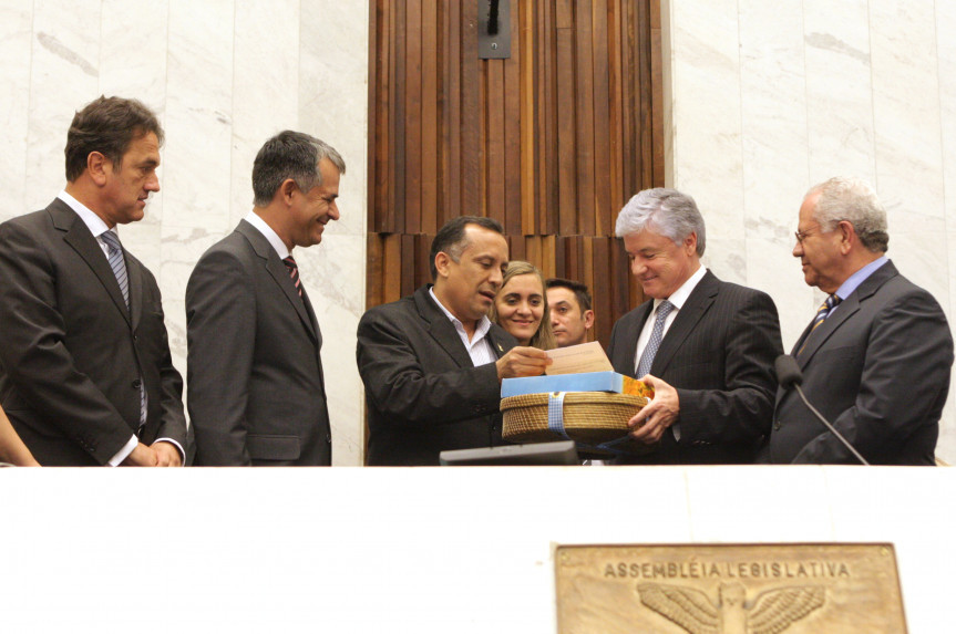 Secretários estaduais do Tocantins visitam o Legislativo paranaense.