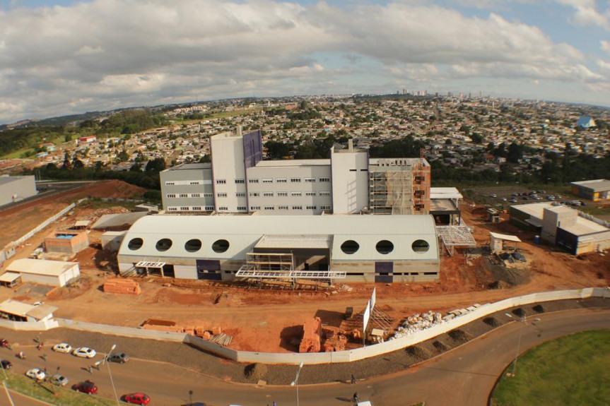 Avanços na construção do Hospital Regional do Centro-Oeste, em Guarapuava.