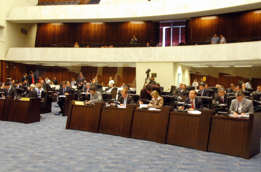 Parlamentares durante os trabalhos em Plenário nesta segunda-feira (7/11).