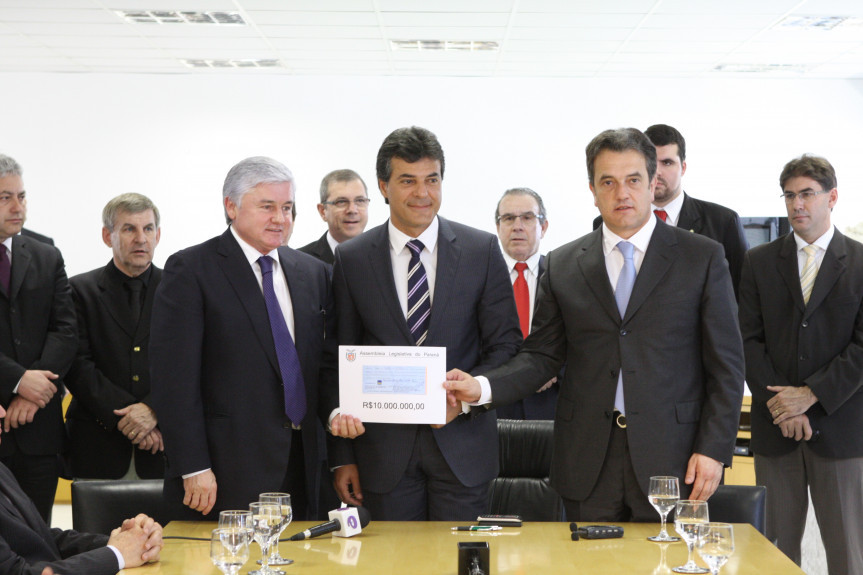 Deputados entregam cheque ao Governo do Estado (Foto: Nani Gois) 