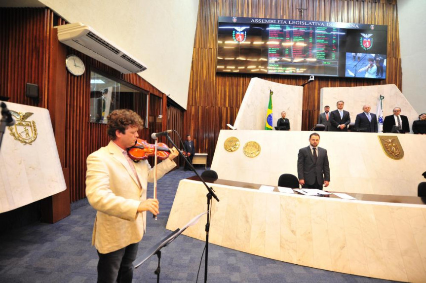 A sessão plenária nesta segunda-feira (26) contou com a participação especial do violinista Roney Marczak.