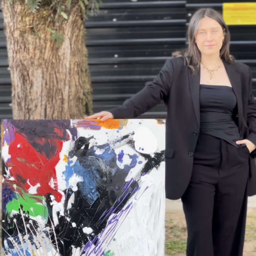 Celeste Quiroga é conhecida por utilizar em suas obras materiais como barro, lixo, plástico, tecido e outros que encontra em seu ateliê ou em caminhadas pelas ruas de Curitiba.