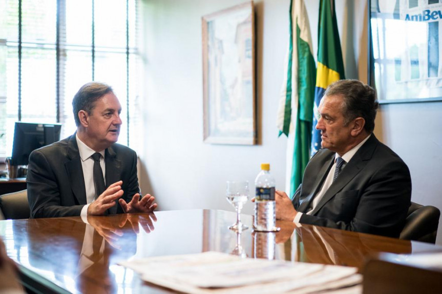 Primeiro secretário da Alep, deputado Plauto Miró Guimarães (DEM), com o gerente regional da Caixa Econômica Federal, Sérgio Fernando Protz.