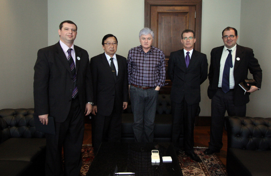 Procurador da CM de Maringá, Raphael Luque; presidente da CM, vereador Mário Hossokawa; presidente da Assembleia, Valdir Rossoni; diretor de Comunicação da Alep, Hudson José; e o coordenador de Comunicação Social da CM de Maringá, Antônio Roberto de Paula