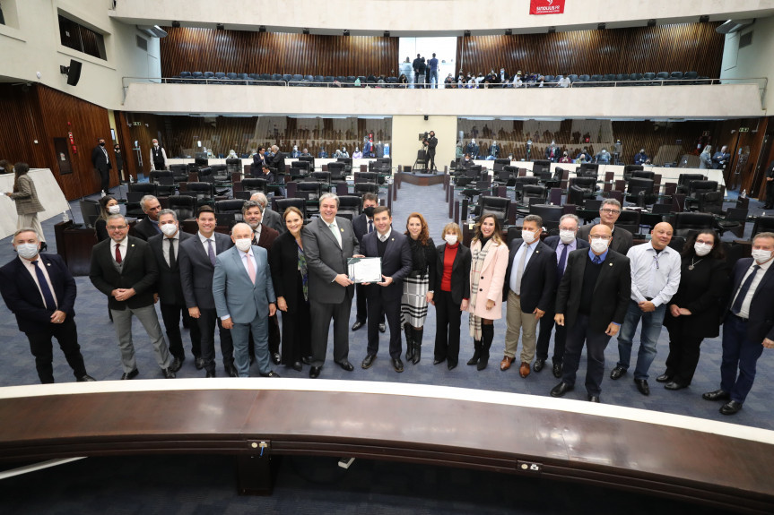 Assembleia Legislativa do Paraná homenageia Grupo Uninter pelos 10 anos do Centro Universitário.