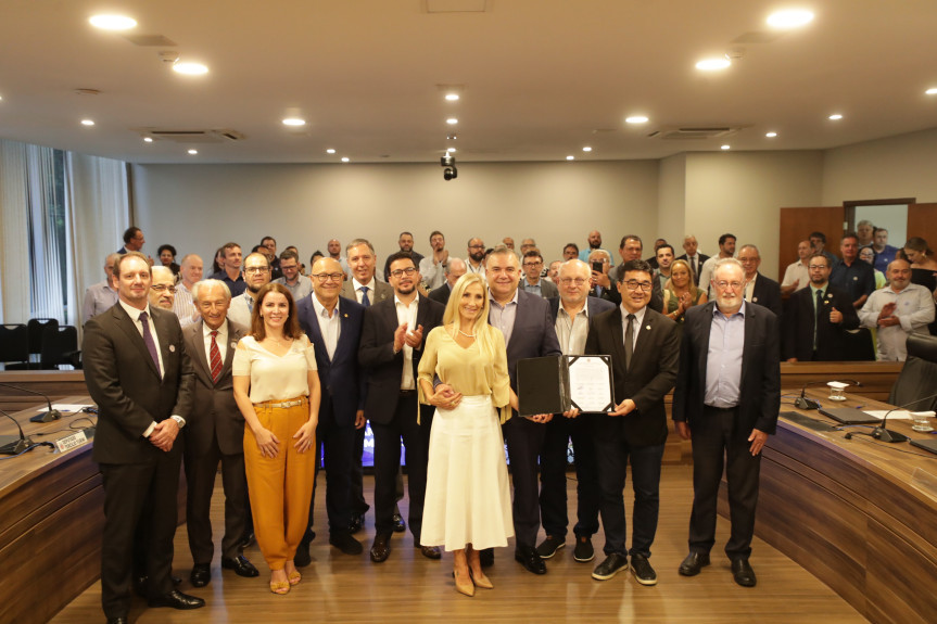 Cerimônia ocorreu na manhã desta terça-feira (18), no Auditório Legislativo.