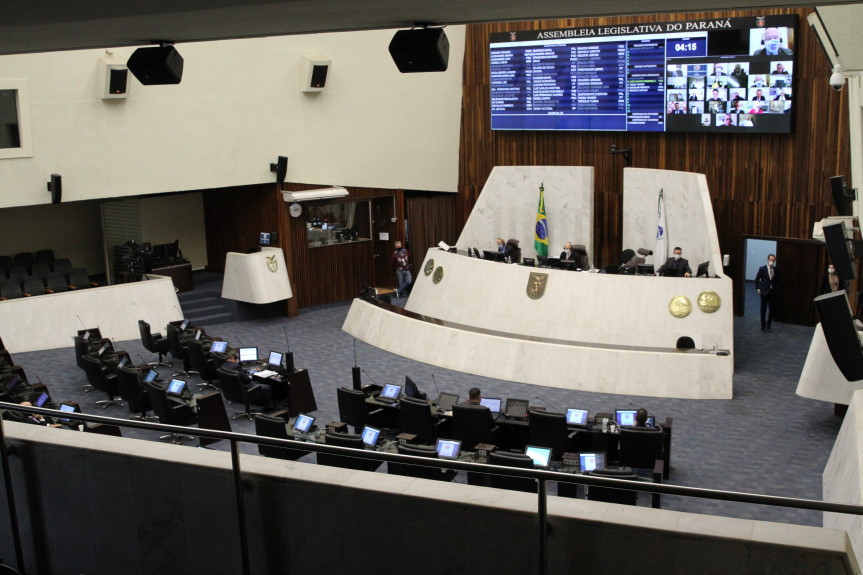 Projeto que prevê denúncias de violência contra mulher via Whatsapp recebeu novo pedido de vista na CCj e teve a votação adiada.