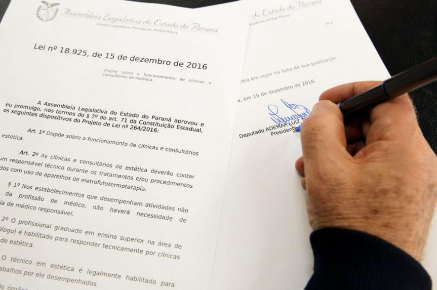 Presidente Ademar Traiano (PSDB) assina promulgação da lei das esteticistas.