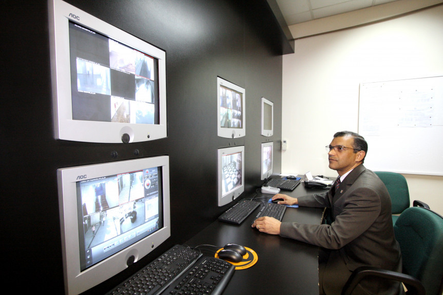 Chefe do Gabinete Militar, tenente-coronel Arildo Luís Dias, acompanha as movimentações no setor de monitoramento da Casa.
