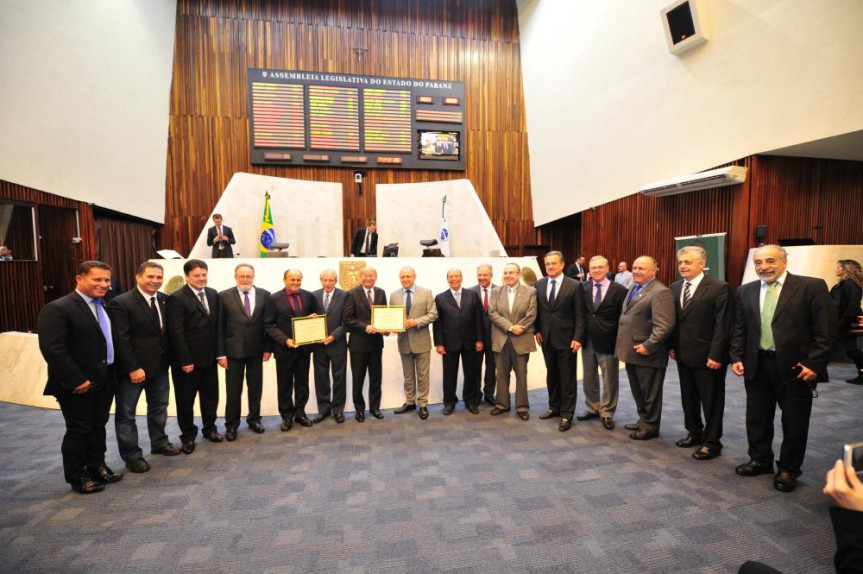 Homenagem aos médicos, Nobuaqui Hasegawa e Ênio Garletti, aconteceu no grande expediente da sessão plenária de hoje (24).