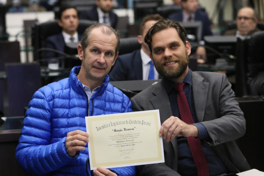 Alpinista Waldemar Niclevicz recebe menção honrosa pelos 31 anos de carreira. Homenagem foi proposta pelo deputado Goura (PDT).