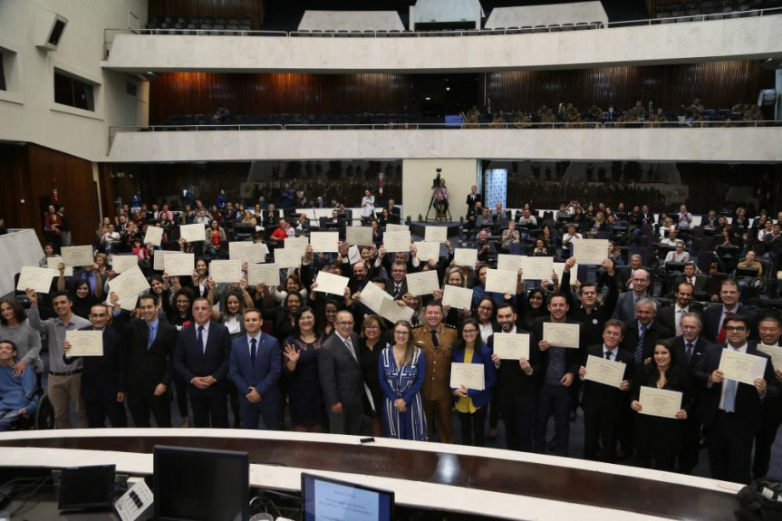 Professores, funcionários e alunos foram homenageados durante uma sessão solene.