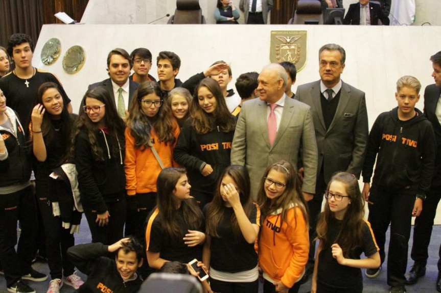 Alunos do Colégio Positivo visitam a Assembleia Legislativa do Paraná.
